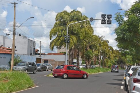 SEMAFORONOVOS SEMÁFOROS: Ainda sem sistema operacional, equipamentos vão trazer mais segurança e fluidez para o trânsito da cidade No final da última gestão, a Secretaria Municipal de Trânsito recebeu três novos equipamentos de semáforos que ainda não entraram em funcionamento.