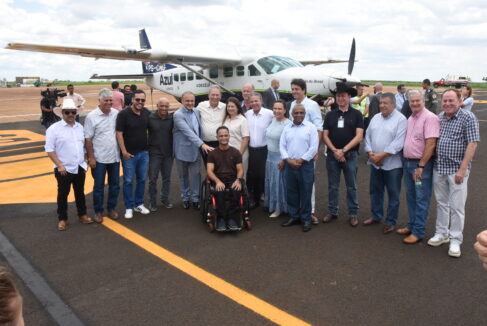 TIN_8532 A Companhia Azul realizou nesta terça (17), o voo inaugural saindo do aeroporto de Viracopos, em Campinas, e pousando no aeroporto estadual Chafei Amsei de Barretos.