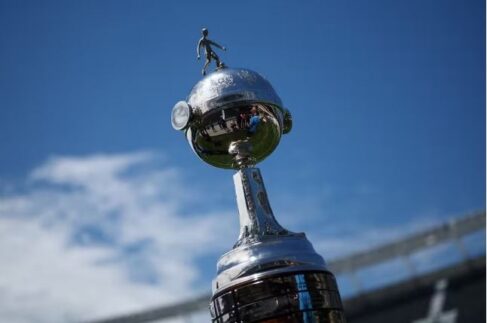 Troféu Em sorteio realizado na quinta (19), na sede da Conmebol, em Luque, no Paraguai, o Corinthians conheceu seus confrontos da fase Preliminar da Taça Libertadores da América. Para disputar a fase de grupos da competição