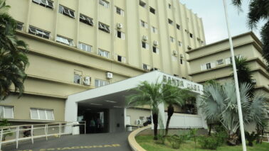 Criança de um ano chegou a ser internada na Santa Casa, mas não resistiu Compareceu no Plantão Policial, uma mulher declarando que seu filho R.D.B., 26 anos, no dia 7 de fevereiro, por volta das 8h, estava trabalhando na colheita de laranja, na Fazenda Recanto Alegre