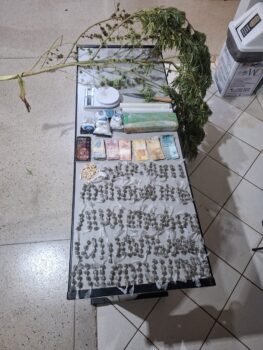Polícia detém suspeita e apreende quase 2kg de drogas (Foto: O Diário de Barretos) Polícia detém suspeita e apreende quase 2kg de drogas (Foto: O Diário de Barretos)