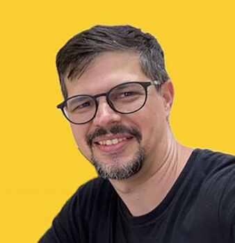 Carlos Franciscon é pastor, escritor, especialista de suporte técnico e bacharel em Teologia, autor do livro Na Alegria e Na Dor Castelos de areia: fé, ciência e realidade