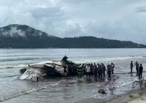Avião Um avião de pequeno sofreu um acidente em Ubatuba, na manhã desta quinta-feira (9). Segundo as informações, o avião de pequeno porte varou a pista do aeroporto e caiu na praia, a beira-mar.
