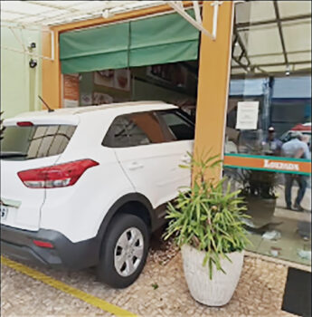 Carro só parou após invadir estabelecimento na rua 18, no bairro Fortaleza (Foto: Reprdoução de vídeo) Carro só parou após invadir estabelecimento na rua 18, no bairro Fortaleza (Foto: Reprodução vídeo)
