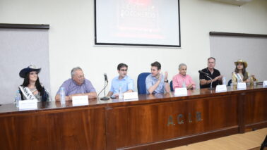 goliveira@gmail.com A Associação Comercial e Industrial de Barretos (ACIB) e o Sindicato do Comércio Varejista (Sincomércio) realizaram na manhã desta sexta (17), no auditório da ACIB, o lançamento oficial das pesquisas “Empresário e Empresária do Ano” e “Destaques do Comércio 2025”, durante coletiva de imprensa.