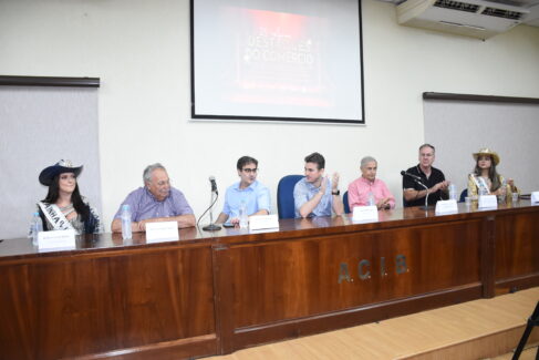 goliveira@gmail.com A Associação Comercial e Industrial de Barretos (ACIB) e o Sindicato do Comércio Varejista (Sincomércio) realizaram na manhã desta sexta (17), no auditório da ACIB, o lançamento oficial das pesquisas “Empresário e Empresária do Ano” e “Destaques do Comércio 2025”, durante coletiva de imprensa.