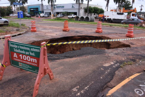 goliveira@gmail.com A forte chuva que atingiu a cidade de Barretos no final da tarde e início da noite de domingo (26), abriu uma cratera na Avenida Necker Camargo. O local que está em obras, foi interditado pela Prefeitura de Barretos.