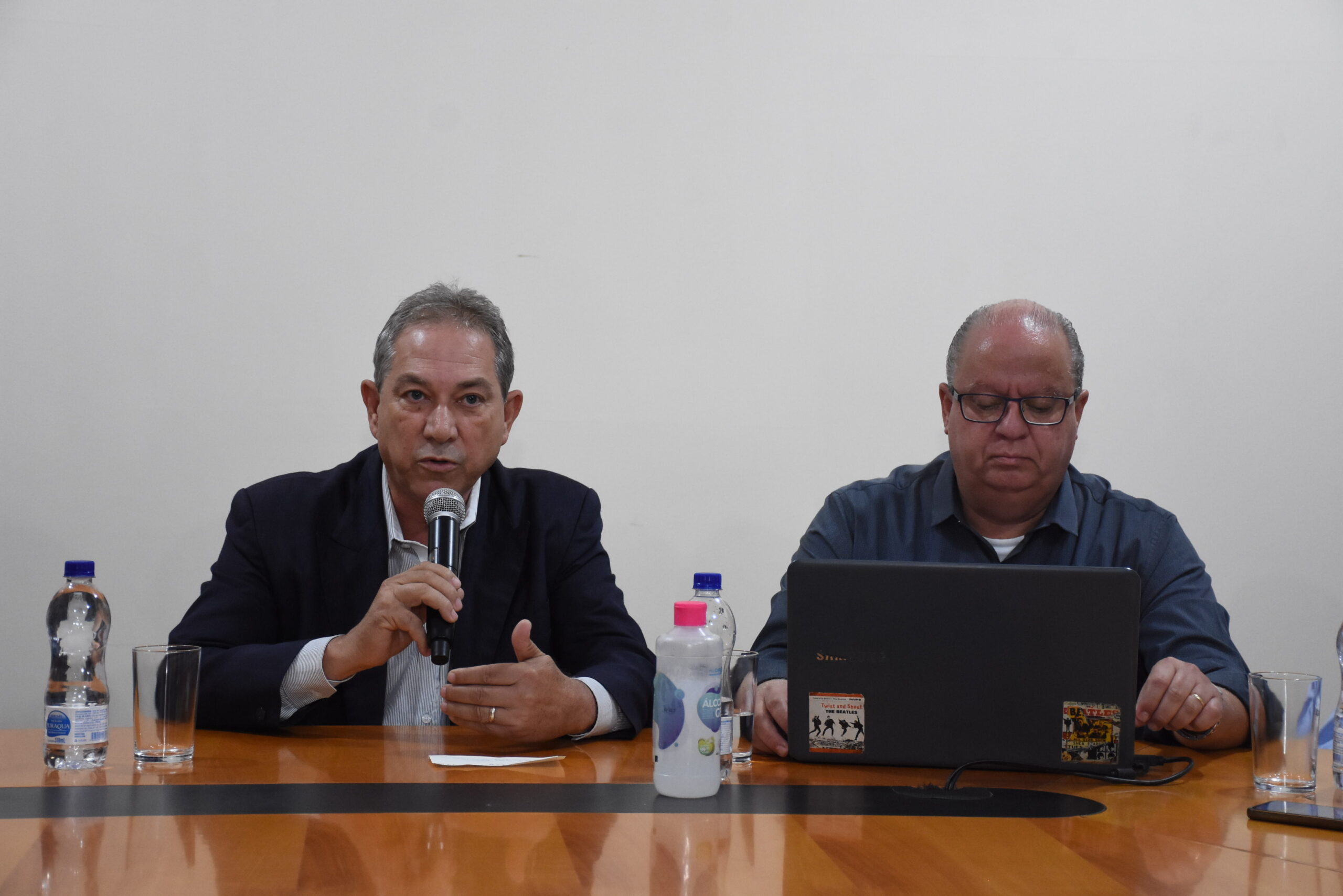 Nova administração divulga informações financeiras e revela dificuldades