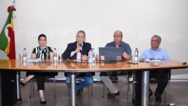 goliveira@gmail.com Em coletiva de imprensa realizada no auditório da Prefeitura de Barretos, o prefeito Odair Silva, acompanhado do secretário de Finanças, Luis Carlos Diniz Buch, do secretário Evaristo Anania de Paula de Negócios Jurídicos e Natalia Rick da secretaria de Administração