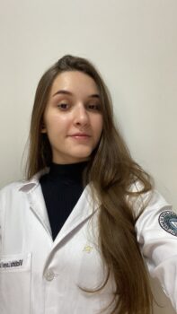 Victoria Louyse Vaz Constantino, estudante do 2º período do curso de medicina da FACISB, orientada pelo prof. Carlos Sitta Sabaini Entre algoritmos e estetoscópios: impacto da IA na prática médica