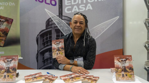 Don Policarpo é geógrafo, professor e consultor em meio ambiente com pós-graduação em História da África. Escritor, com mais de 20 títulos, publicou “A Árvore dos alados” livro infantojuvenil sobre preservação da natureza Modelando pepinos para um futuro melhor