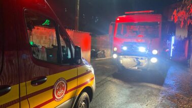 Bombeiros combatem incêndio em apartamento no Newton Sopa
