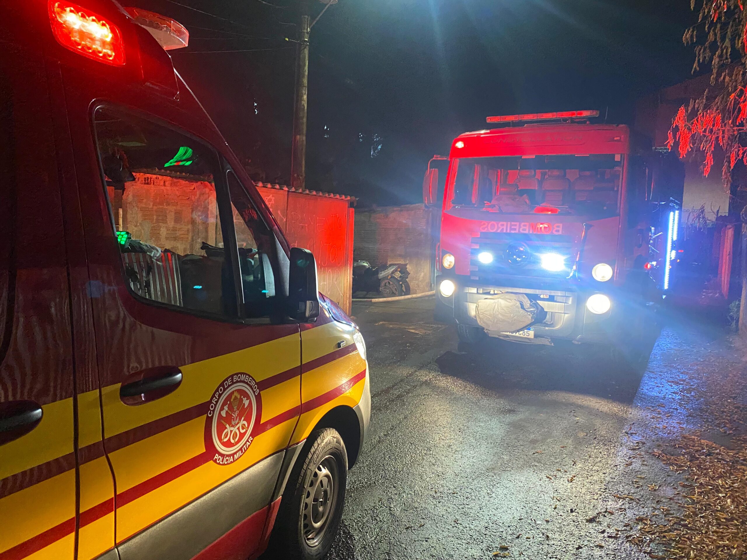 Bombeiros combatem incêndio em apartamento no Newton Sopa
