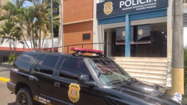 Um homem de 64 anos, compareceu no Plantão Policial, onde informou que na madrugada de segunda (13), por volta das 2h, andava na via pública vindo do Bar do Sérgio