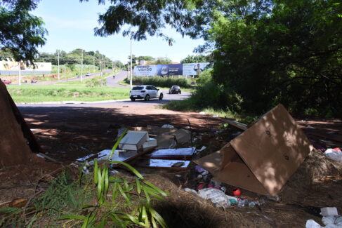 Área ao lado de córrego é usada para descarte irregular de objetos inservíveis (Foto: Janio Munhoz) Área ao lado de córrego é usada para descarte irregular de objetos inservíveis (Foto: Janio Munhoz)