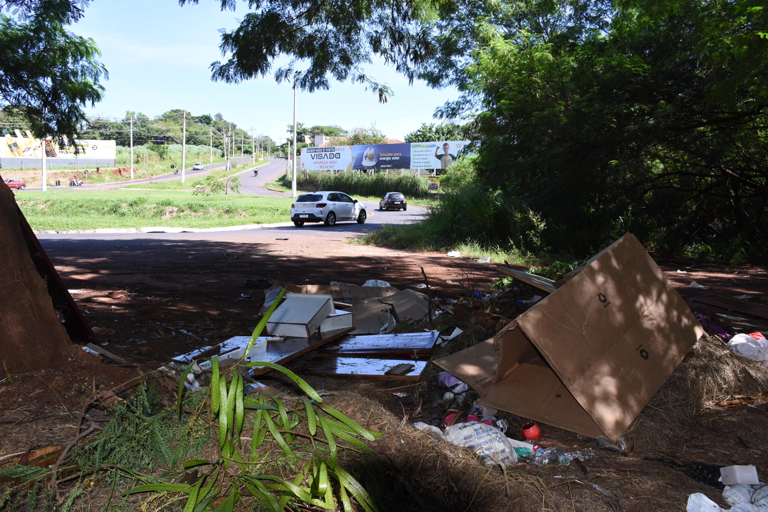 Despejo irregular de lixo e entulho desafia administração pública