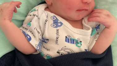 pesando 3,465 quilos e medindo 47 centímetros, de uma cesariana