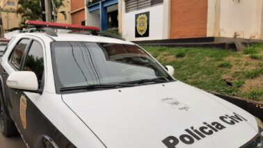 Plantão Seccional 1 (18) A aposentada de 59 anos, compareceu na Plantão Policial, informando que recebe sua aposentadoria através do banco Mercantil e que no dia 15 de janeiro, por volta das 10h, compareceram em sua residência, duas pessoas desconhecidas, na posse de um veículo