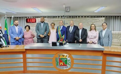 Posse prefeito A Câmara de Barretos empossou em sessão solene nesta quarta-feira (1º) de janeiro, o prefeito Odair de Moura e Silva, o vice-prefeito Mussa Calil Neto e os 17 vereadores da Legislatura 2025-2028.