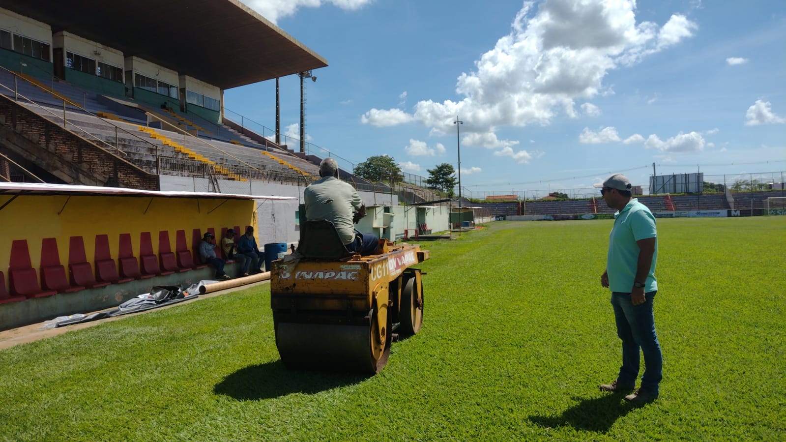 Estádio Fortaleza tem gramado nivelado após plantio de gramas