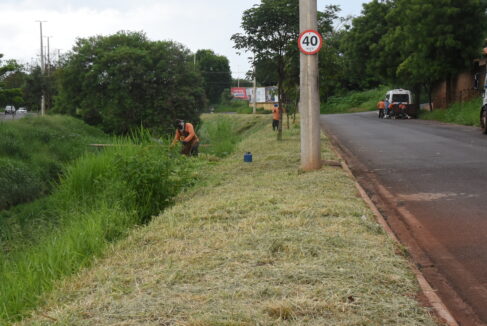 TIN_1687 Nos primeiros dias da nova administração municipal do prefeito Odair Silva na Prefeitura de Barretos, já tiveram início serviços de roçada em alguns pontos da cidade