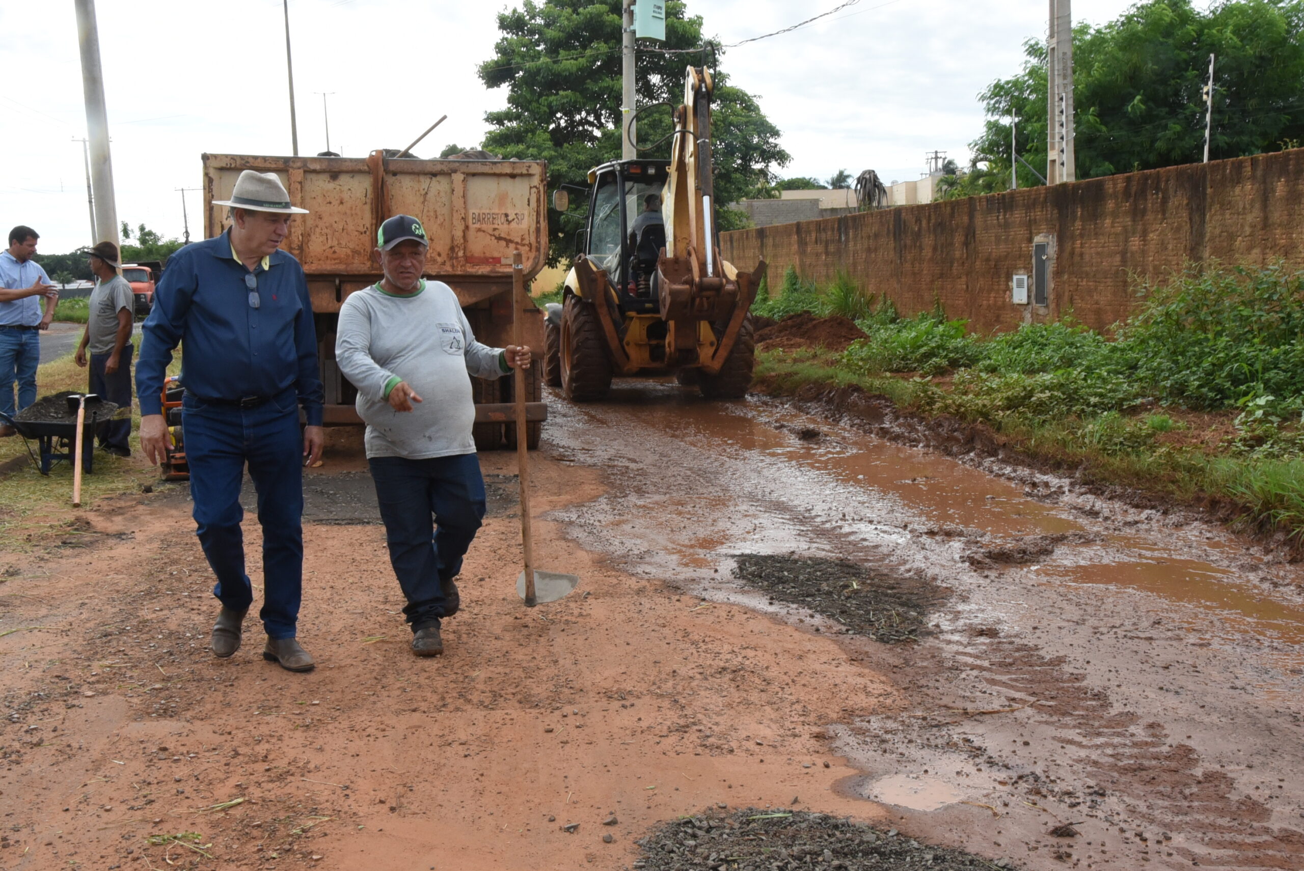 Mutirão da Prefeitura realiza limpeza e tapa-buracos na cidade