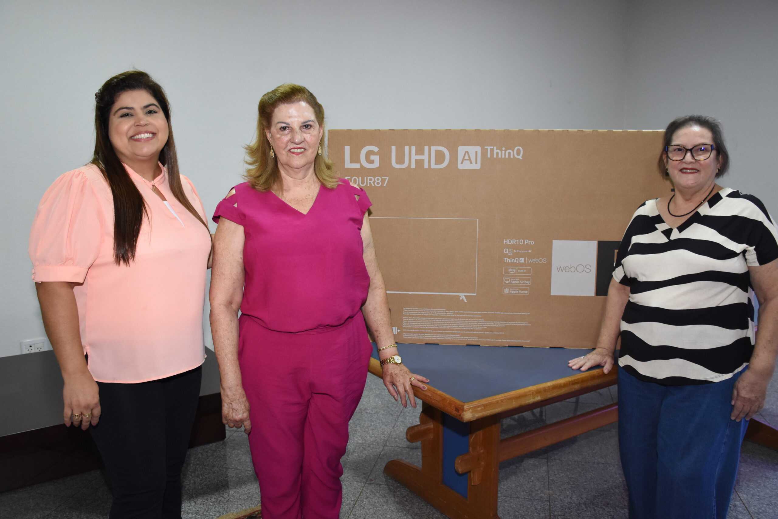 TV é entregue para ganhadora da promoção final de ano