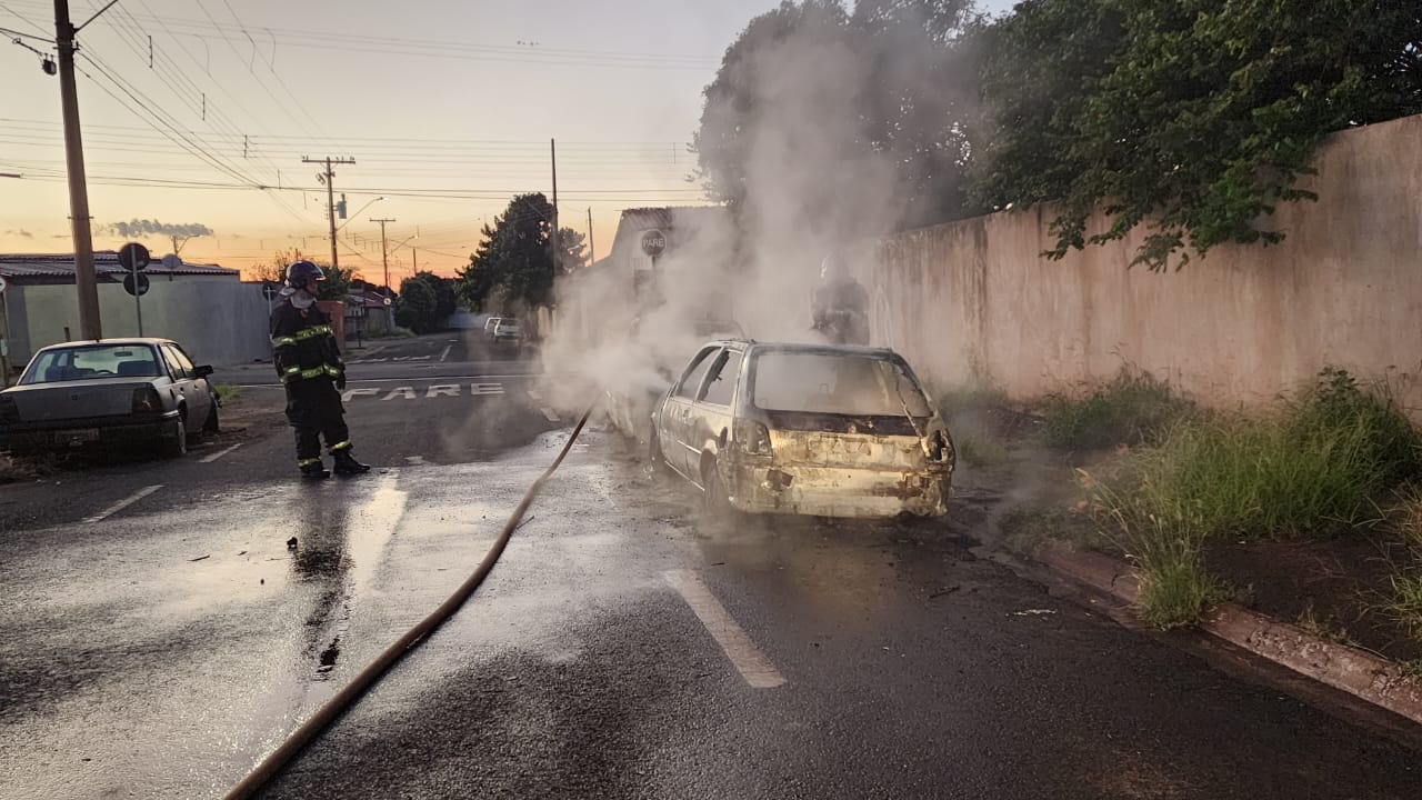 Incêndio causa danos em veículos no bairro Celina