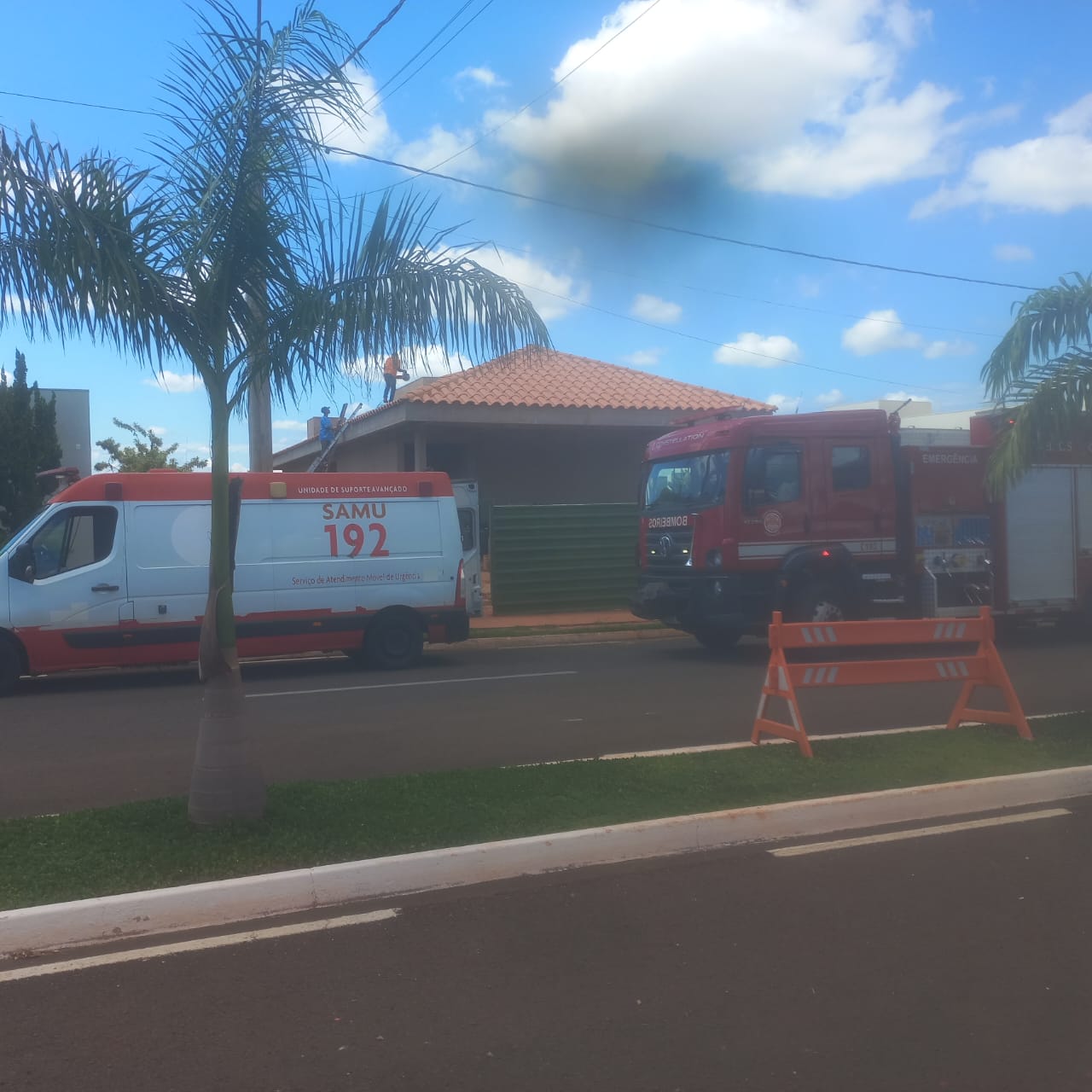 Bombeiros e SAMU prestam socorro a trabalhador em condomínio