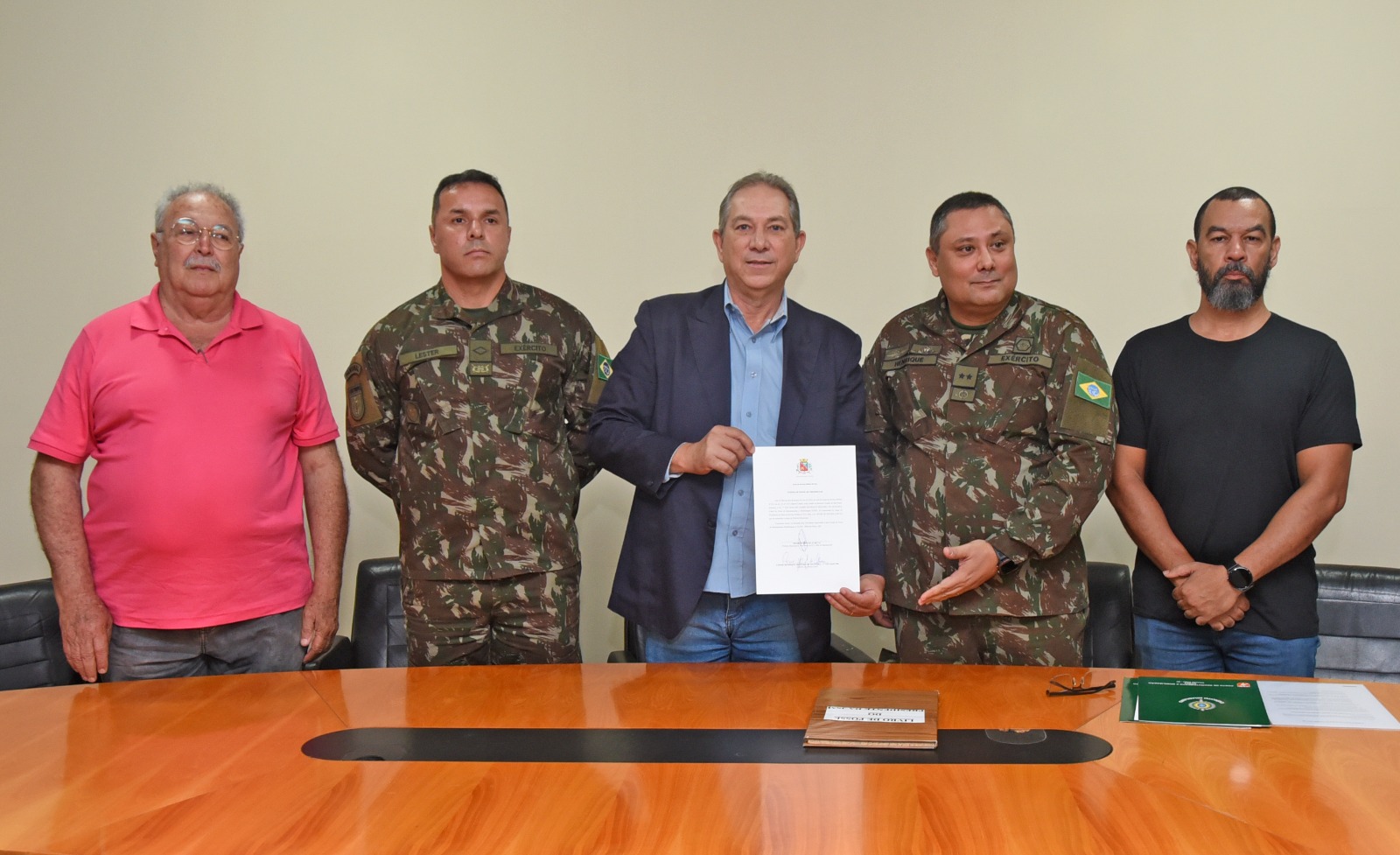 Exército empossa prefeito como presidente da Junta Militar