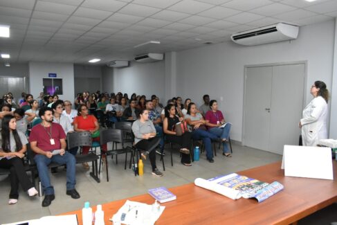 WhatsApp Image 2025-01-10 at 14.56.37 A Secretaria Municipal de Saúde realizou treinamento para mais de 100 profissionais de enfermagem e agentes comunitários de saúde da rede municipal que realizarão busca ativa de pacientes com sintomas de Hanseníase desde quinta-feira (9).