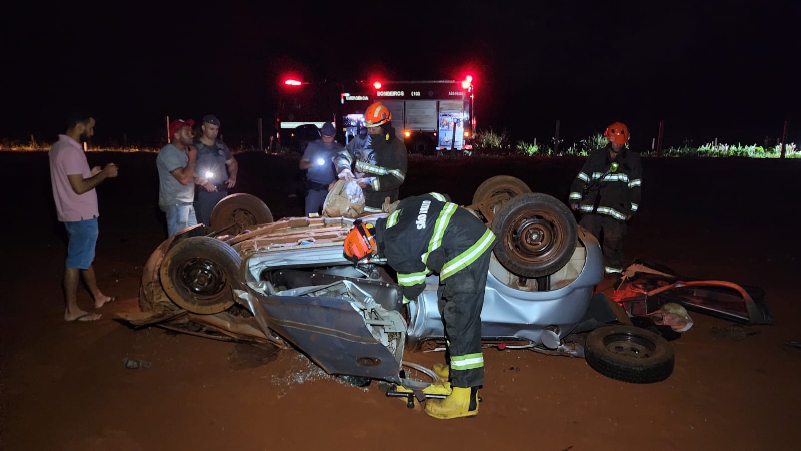Corpo de Bombeiros atende acidente em Vicinal