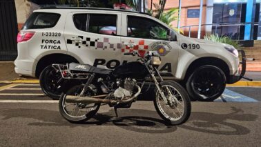 WhatsApp Image 2025-01-17 at 22.41.08 Os policiais militares da equipe de Força Tática durante patrulhamento pela cidade de Barretos abordaram no bairro São Francisco, o acusado C.H.A.L. 18 anos, empurrando uma moto CG 125 pela via pública.