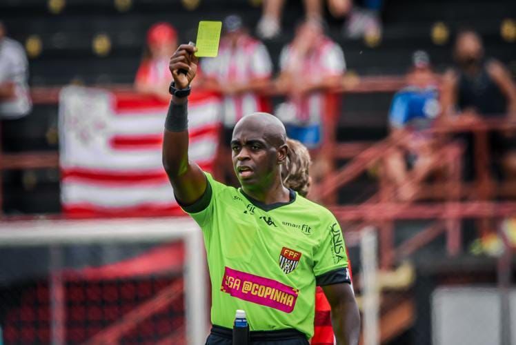 Árbitro apita quartas de final da Copinha