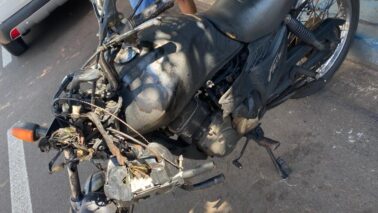 A Polícia Militar atendeu um grave acidente de trânsito, no cruzamento com semáforo da rua 16 com a avenida 29, no centro de Barretos.