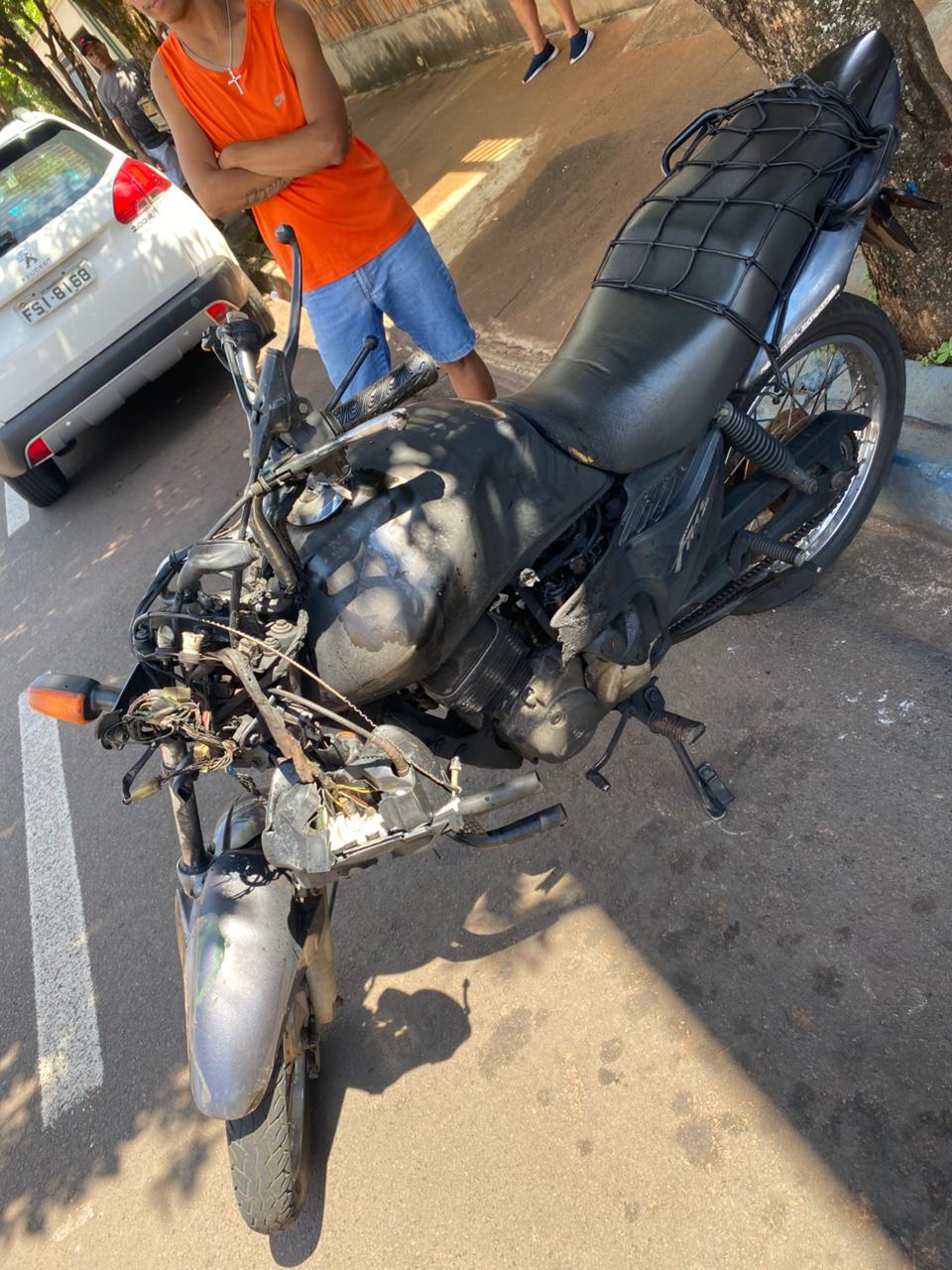 Moto pega fogo após colisão em cruzamento com semáforo