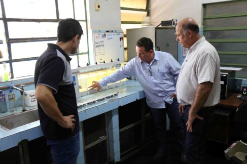 WhatsApp Image 2025-01-21 at 17.32.28 O Serviço Autônomo de Água e Esgoto de Barretos (SAAEB) realizou importantes testes no laboratório da Estação de Tratamento de Água ETA Pereira