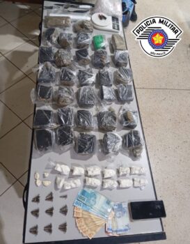 WhatsApp Image 2025-01-27 at 16.02.53 A Polícia Militar de Severínia fez uma grande apreensão de drogas na sexta (24). Segundo informações, a equipe policial recebeu informações de que o indivíduo B, suspeito de tráfico, havia se deslocado até o Ginásio Municipal.