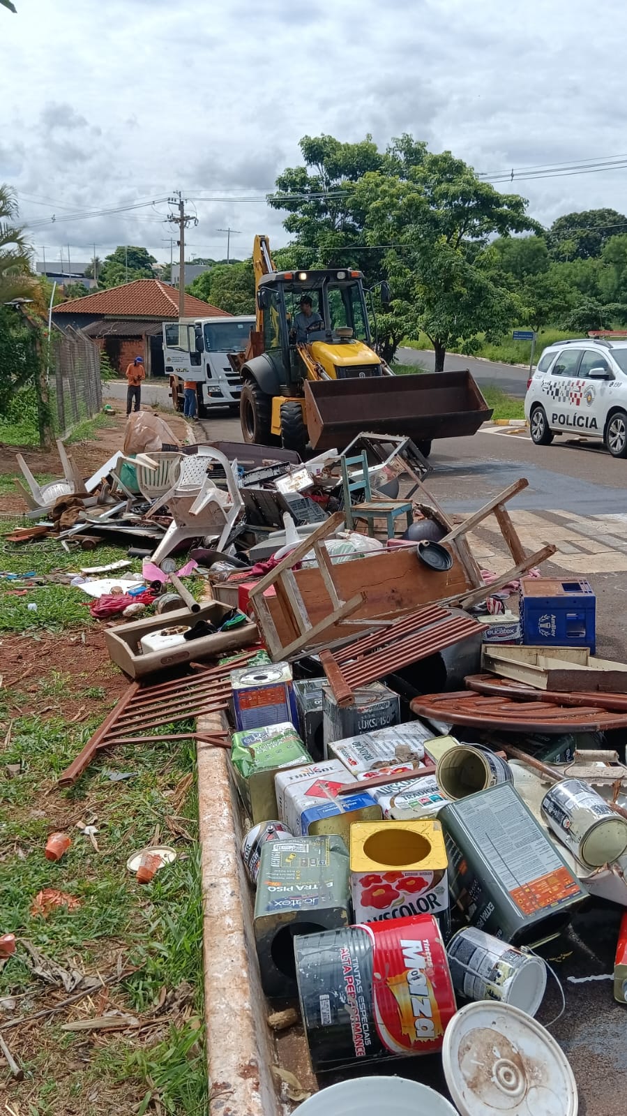 Casal é retirado de área próxima aos lagos