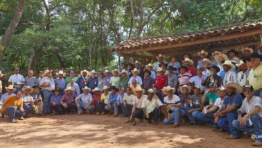Organizado pelo ex-peão competidor do rodeio de cavalos, o barretense Amarildo Andrade, aconteceu no último domingo (26), no Parque do Peão, o 15º Encontro de Velhos Cowboys e Amigos.