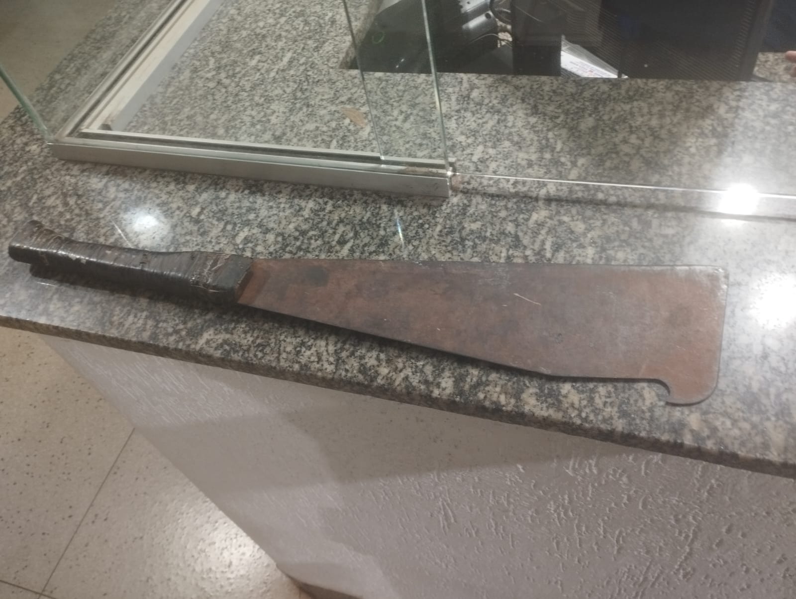 Homem é preso após ameaçar ex-amásia com podão