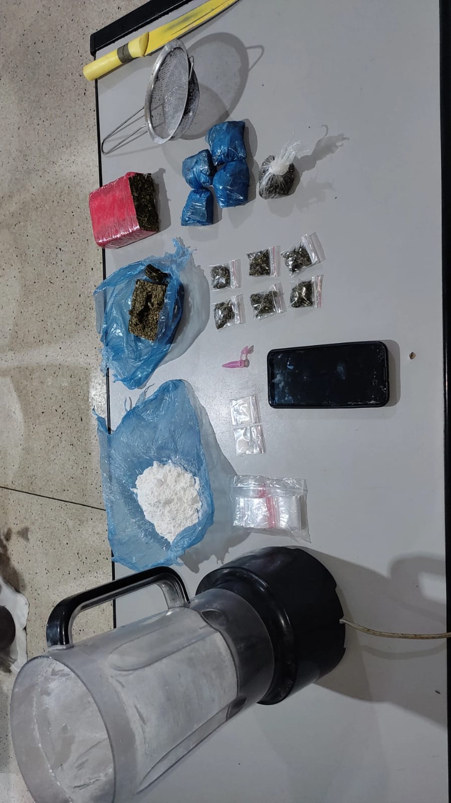 PM flagra suspeitos embalando drogas em chácara