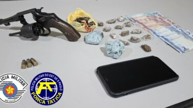 A Polícia Militar após receber informações de que um indivíduo em uma motocicleta estaria na rua Humberto Bortolo, efetuando disparos de arma de fogo