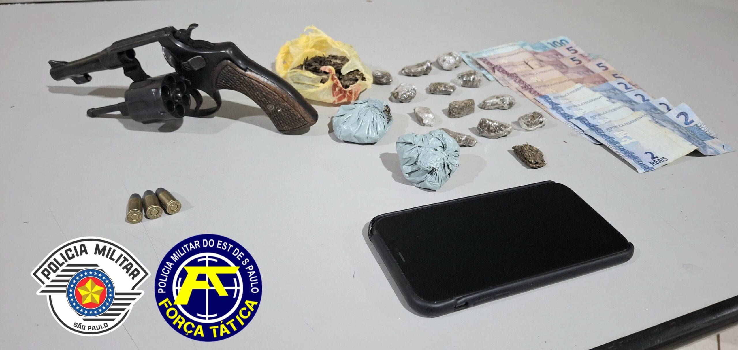 PM faz apreensão de arma e drogas depois de denúncia