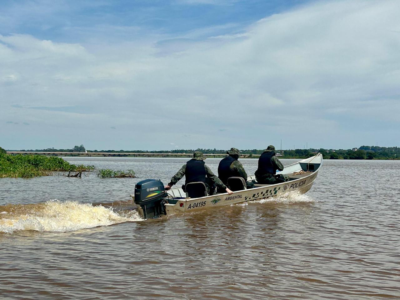 Polícia Ambiental faz treinamento simulado de ocorrência no rio Grande