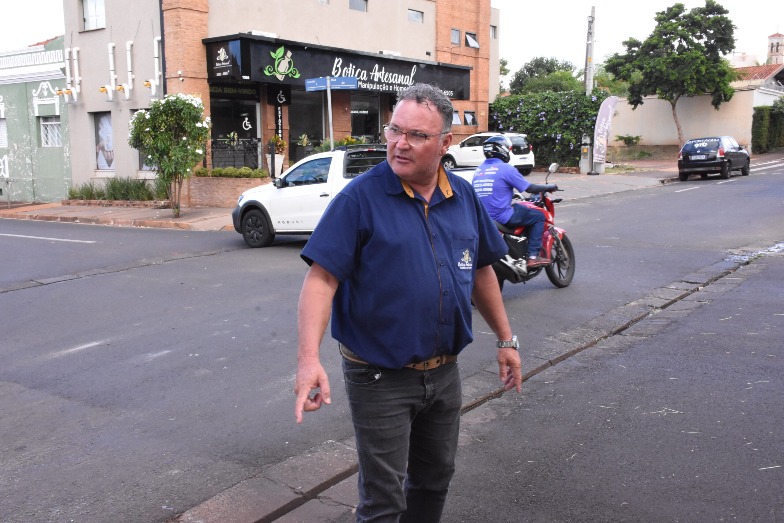 Comerciante pede instalação de semáforo em cruzamento