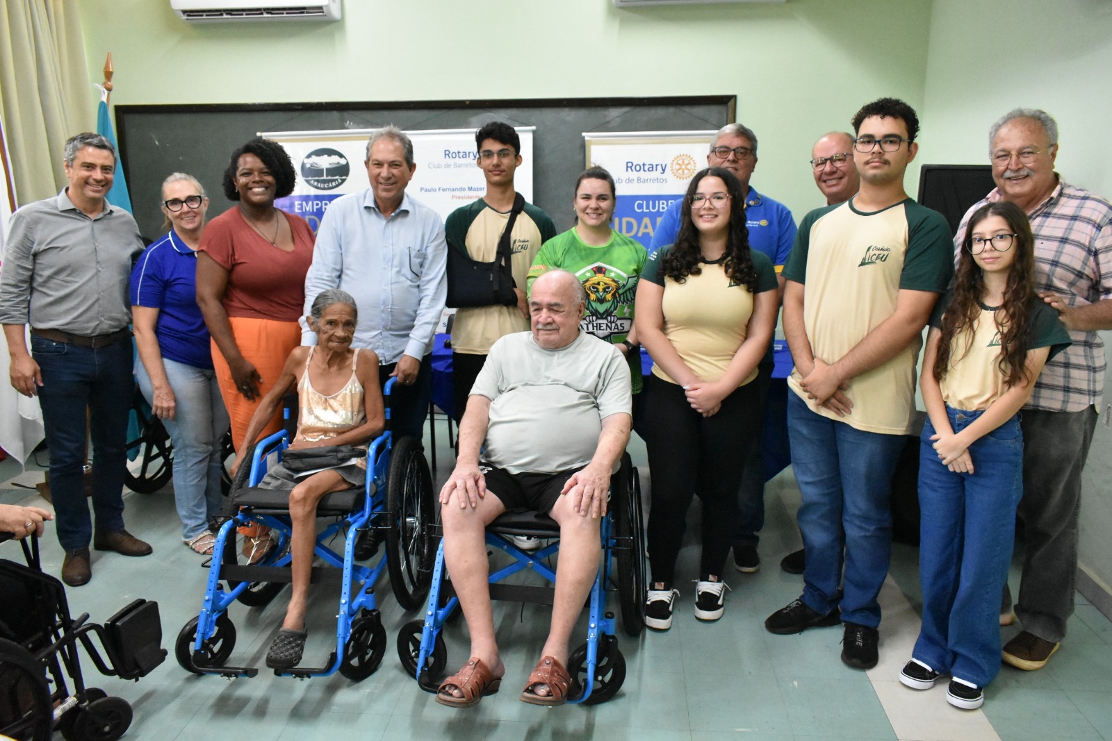 Rotary entrega cadeiras de rodas para cadastrados no município