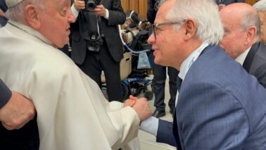 Monteiro Neto cumprimenta o Papa Francisco