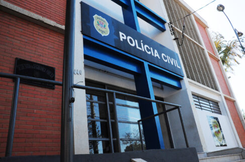 TININHOJU Um mulher de 39 anos compareceu no Plantão Policial, informando que mora no bairro City Barretos, nos fundos da casa da mãe do seu ex-marido.