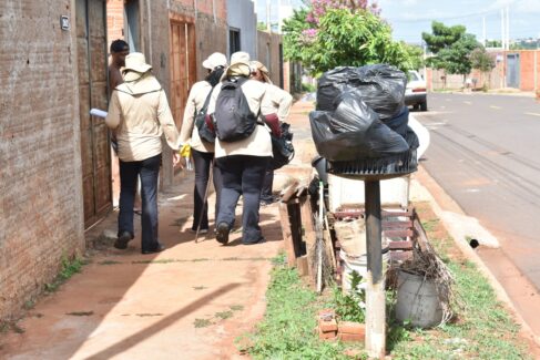 Agentes de saúde atuam com visitas casa a casa no combate ao mosquito da dengue em Barretos Agentes de saúde atuam com visitas casa a casa no combate ao mosquito da dengue em Barretos